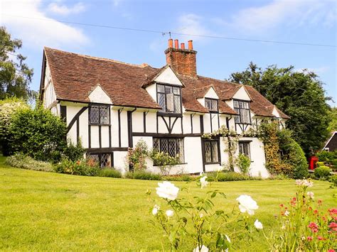 what makes a tudor house